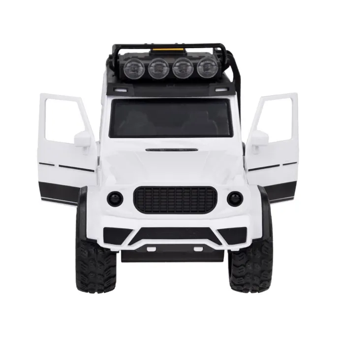 Autko na tle kolorowego pudełka, gotowe do wręczenia jako prezent