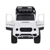 Autko na tle kolorowego pudełka, gotowe do wręczenia jako prezent