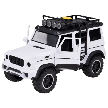 Samochodzik terenowy podczas jazdy po powierzchni stołu