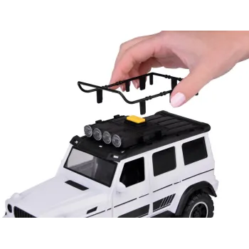 Auto OFF-ROAD z tylnej perspektywy z otwieranym bagażnikiem