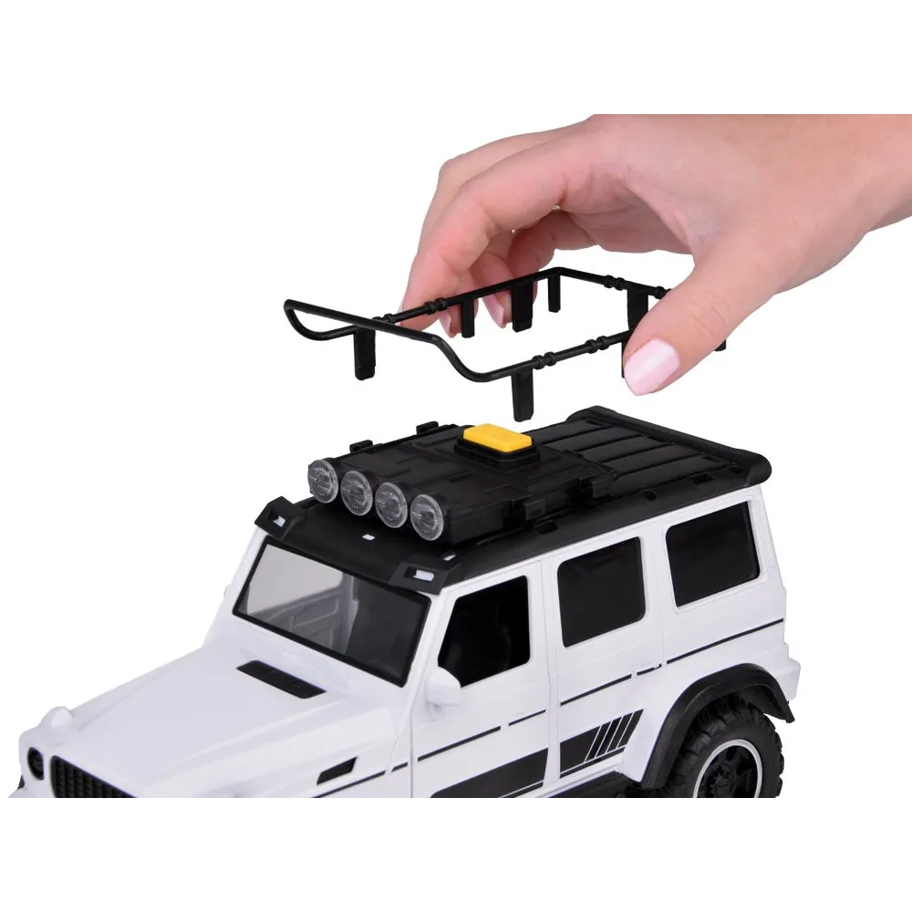 Auto OFF-ROAD z tylnej perspektywy z otwieranym bagażnikiem