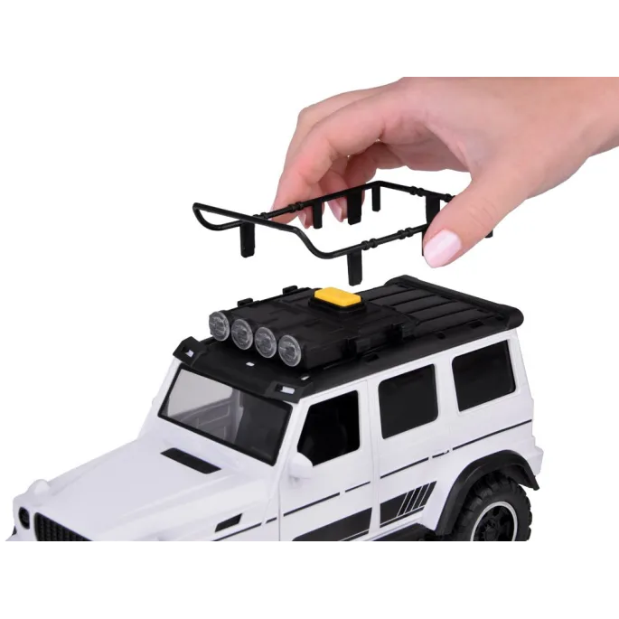 Auto OFF-ROAD z tylnej perspektywy z otwieranym bagażnikiem