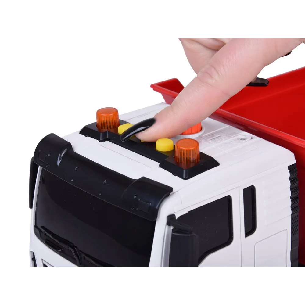 Widok z boku na biało-czerwoną wywrotkę dziecięcą