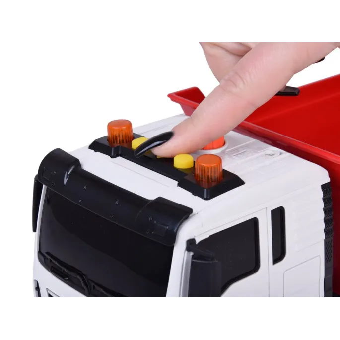 Widok z boku na biało-czerwoną wywrotkę dziecięcą