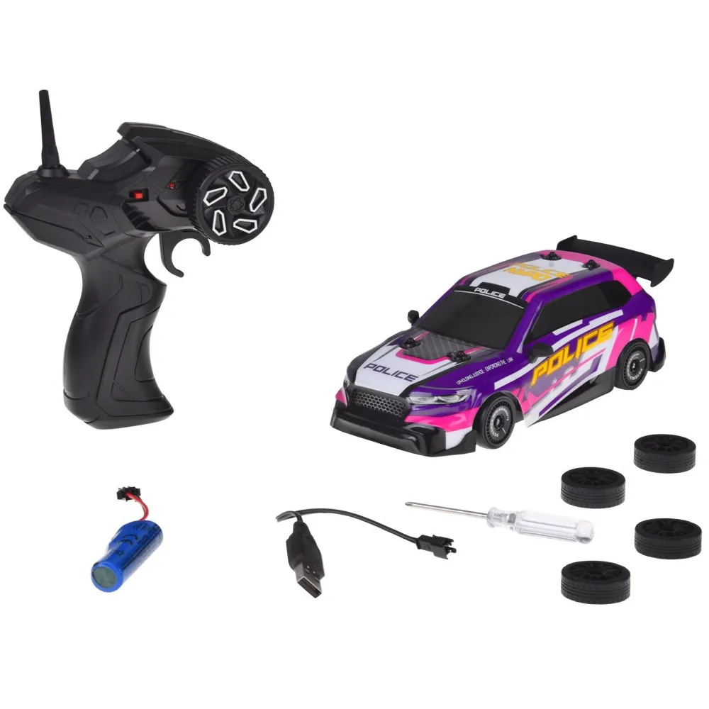 Zbliżenie na sportowy samochód RC z napędem na cztery koła