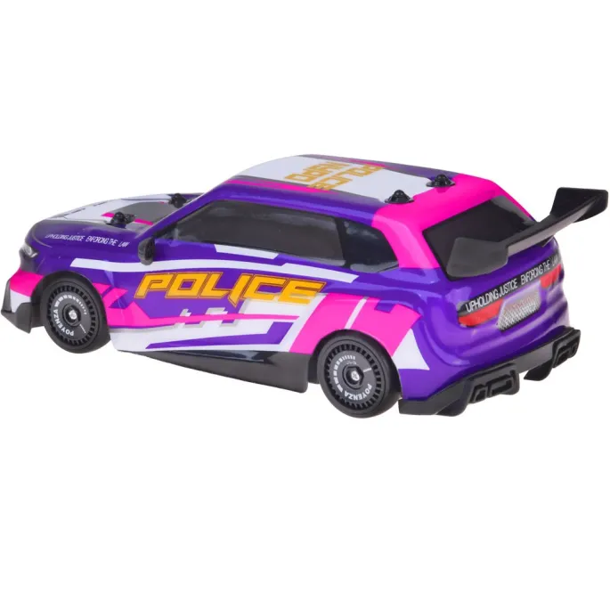 Auto RC 1:22 podczas jazdy po gładkiej powierzchni