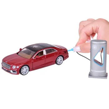 Zbliżenie na przód metalowego auta kolekcjonerskiego Bentley