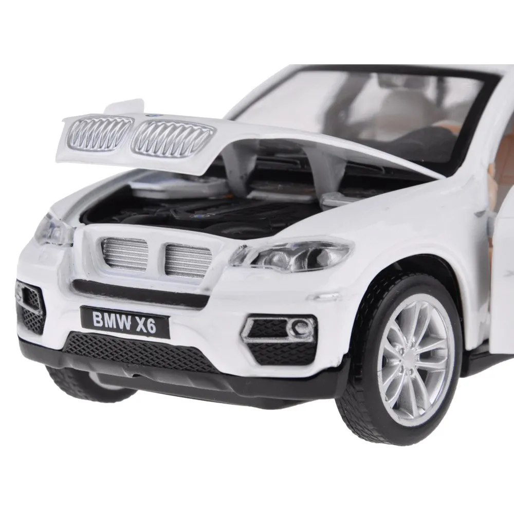 Zbliżenie na otwarte drzwi modelu BMW X6 w skali 1:32