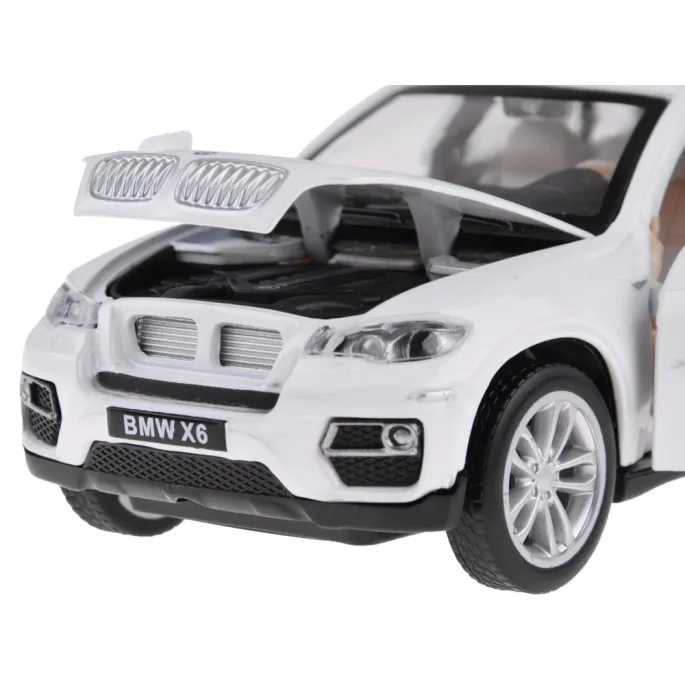 Zbliżenie na otwarte drzwi modelu BMW X6 w skali 1:32