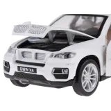 Zbliżenie na otwarte drzwi modelu BMW X6 w skali 1:32