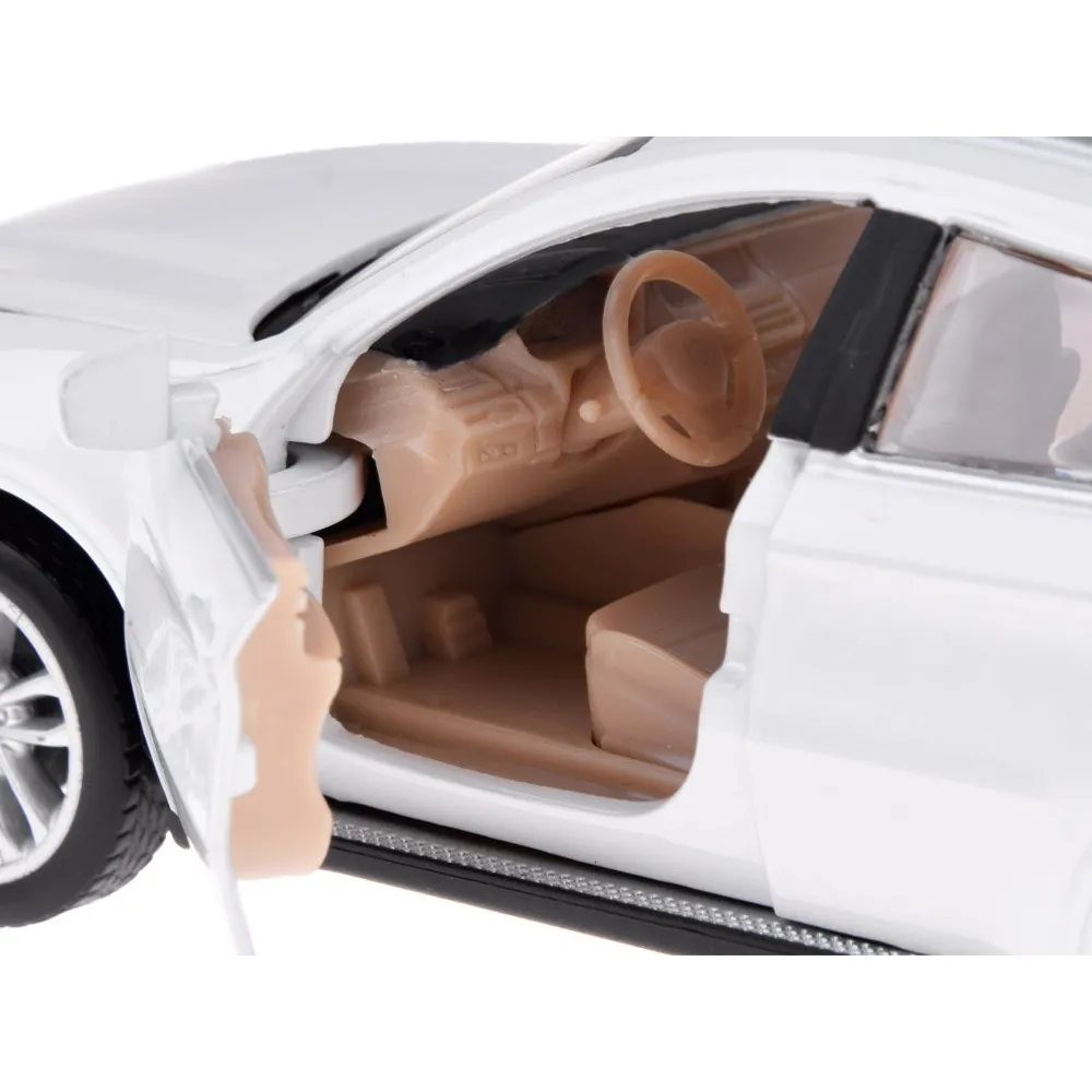 Przód metalowego modelu BMW X6 z włączonymi światłami LED