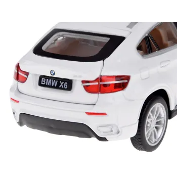 BMW X6 biała zabawka z otwartą maską i bagażnikiem na półce