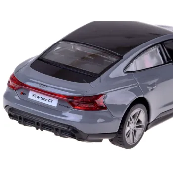 detal karoserii metalowego audi rs e-tron gt coupe z podkreśleniem wykończenia