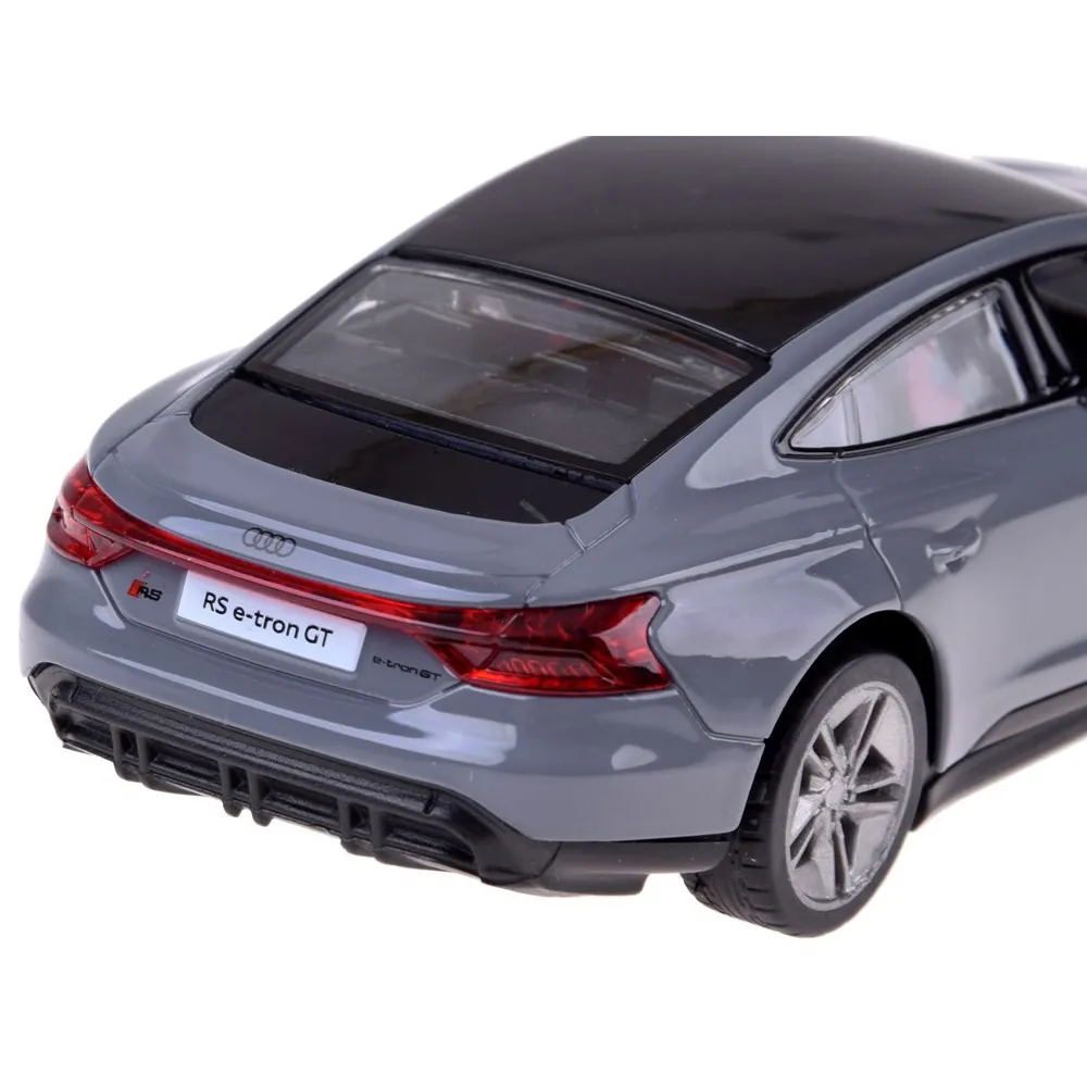 detal karoserii metalowego audi rs e-tron gt coupe z podkreśleniem wykończenia