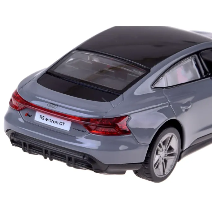 detal karoserii metalowego audi rs e-tron gt coupe z podkreśleniem wykończenia