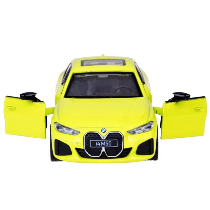 widok na przód bmw i4 m50 gran coupe z włączonymi światłami