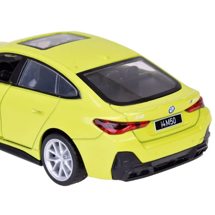 kolorowe pudełko z modelem bmw i4 m50 gran coupe gotowe do prezentacji