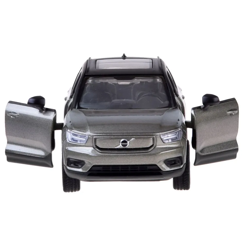 zbliżenie na gumowe koła metalowego modelu volvo xc40