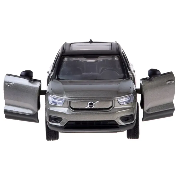 zbliżenie na gumowe koła metalowego modelu volvo xc40