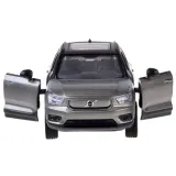 zbliżenie na gumowe koła metalowego modelu volvo xc40