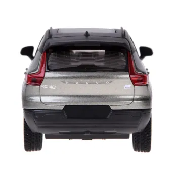 dynamiczny rzut boczny auta volvo xc40 na jasnym tle