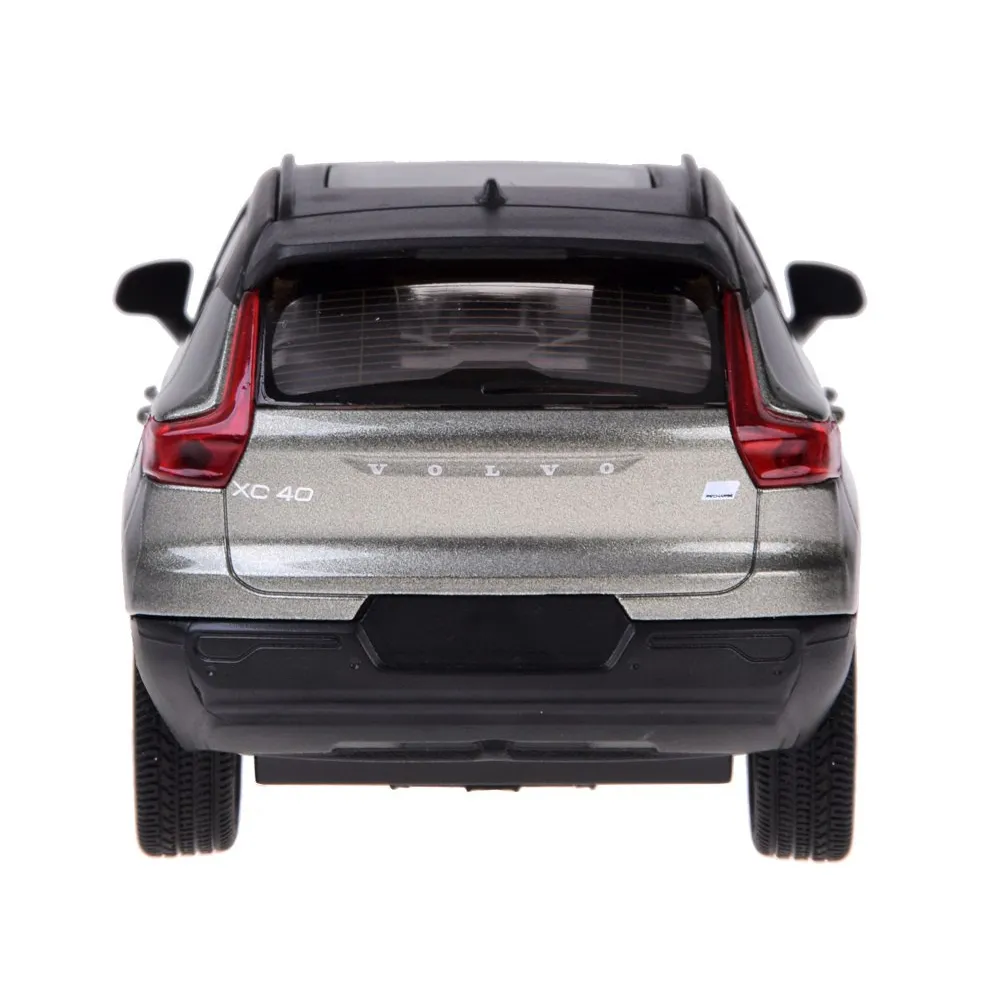 dynamiczny rzut boczny auta volvo xc40 na jasnym tle