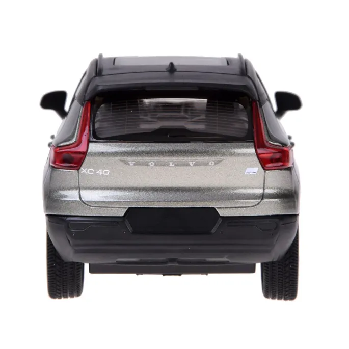 dynamiczny rzut boczny auta volvo xc40 na jasnym tle