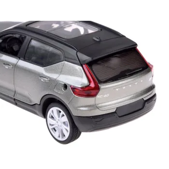 zbliżenie na metalizowany lakier khaki samochodu volvo xc40