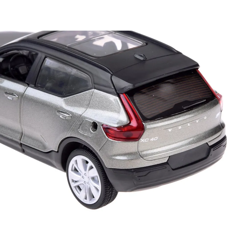 zbliżenie na metalizowany lakier khaki samochodu volvo xc40