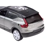 zbliżenie na metalizowany lakier khaki samochodu volvo xc40