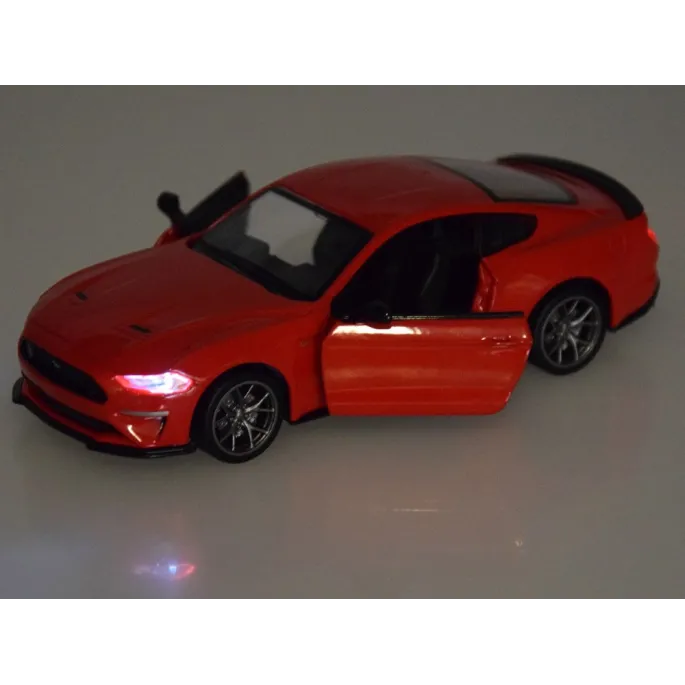 Otwarte drzwi Ford Mustang GT widoczne efekty dźwiękowe i światło