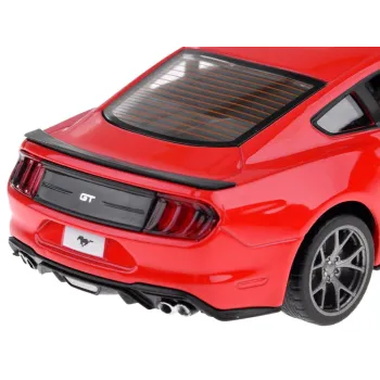 Zbliżenie na tylne światła modelu Ford Mustang GT metalowego