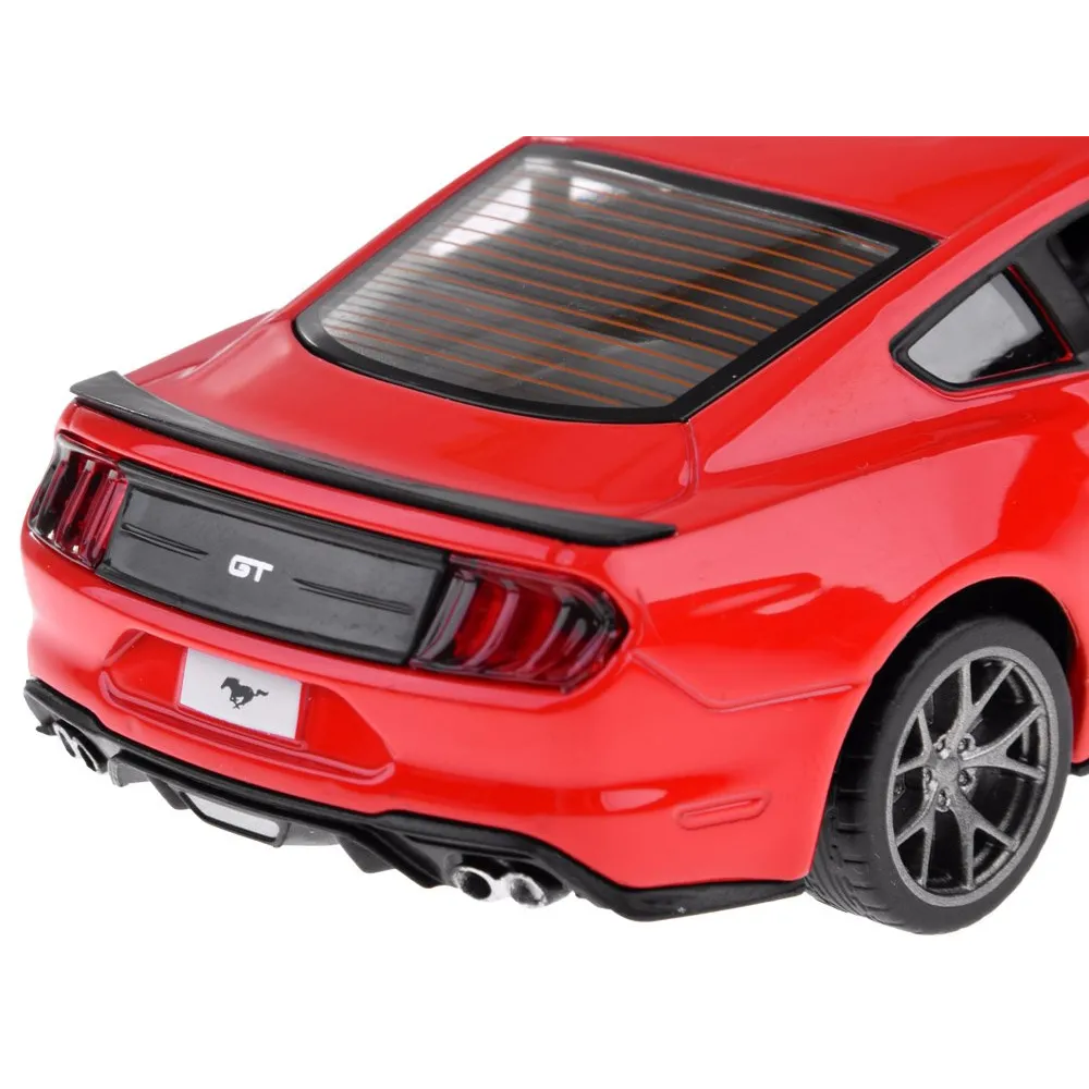 Zbliżenie na tylne światła modelu Ford Mustang GT metalowego