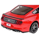 Zbliżenie na tylne światła modelu Ford Mustang GT metalowego