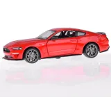 Widok z boku auta Mustang GT z otwartymi drzwiami i światłami