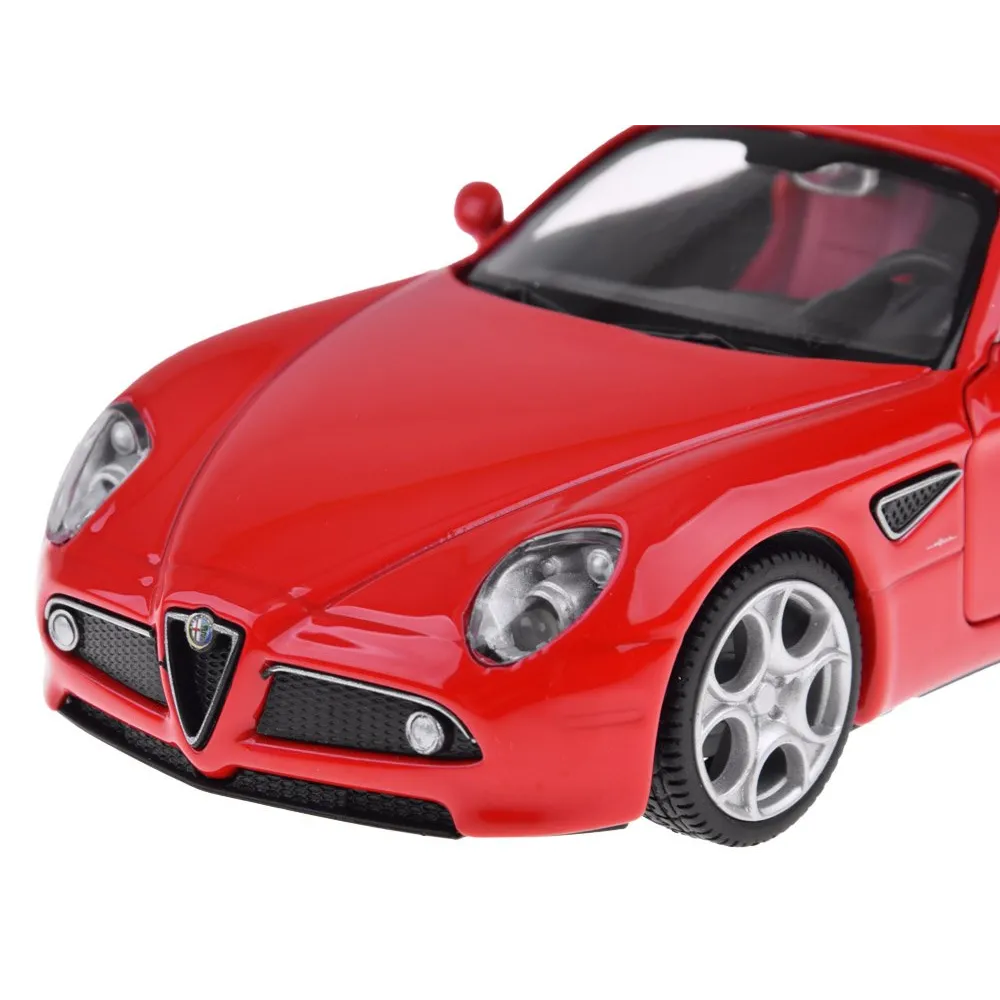 zbliżenie na przednie reflektory modelu samochodu alfa romeo 8c