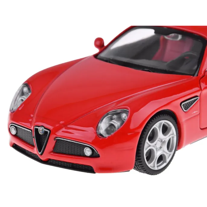 zbliżenie na przednie reflektory modelu samochodu alfa romeo 8c