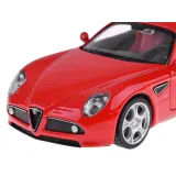 zbliżenie na przednie reflektory modelu samochodu alfa romeo 8c