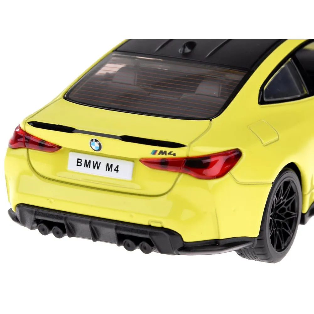 zestaw bmw m4 wraz z trzema bateriami lr44 przy samochodzie