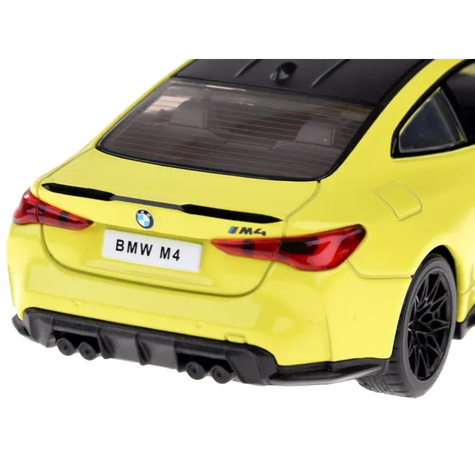 zestaw bmw m4 wraz z trzema bateriami lr44 przy samochodzie