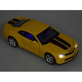 otwierana maska samochodu chevrolet camaro ss z widoczną atrapą silnika