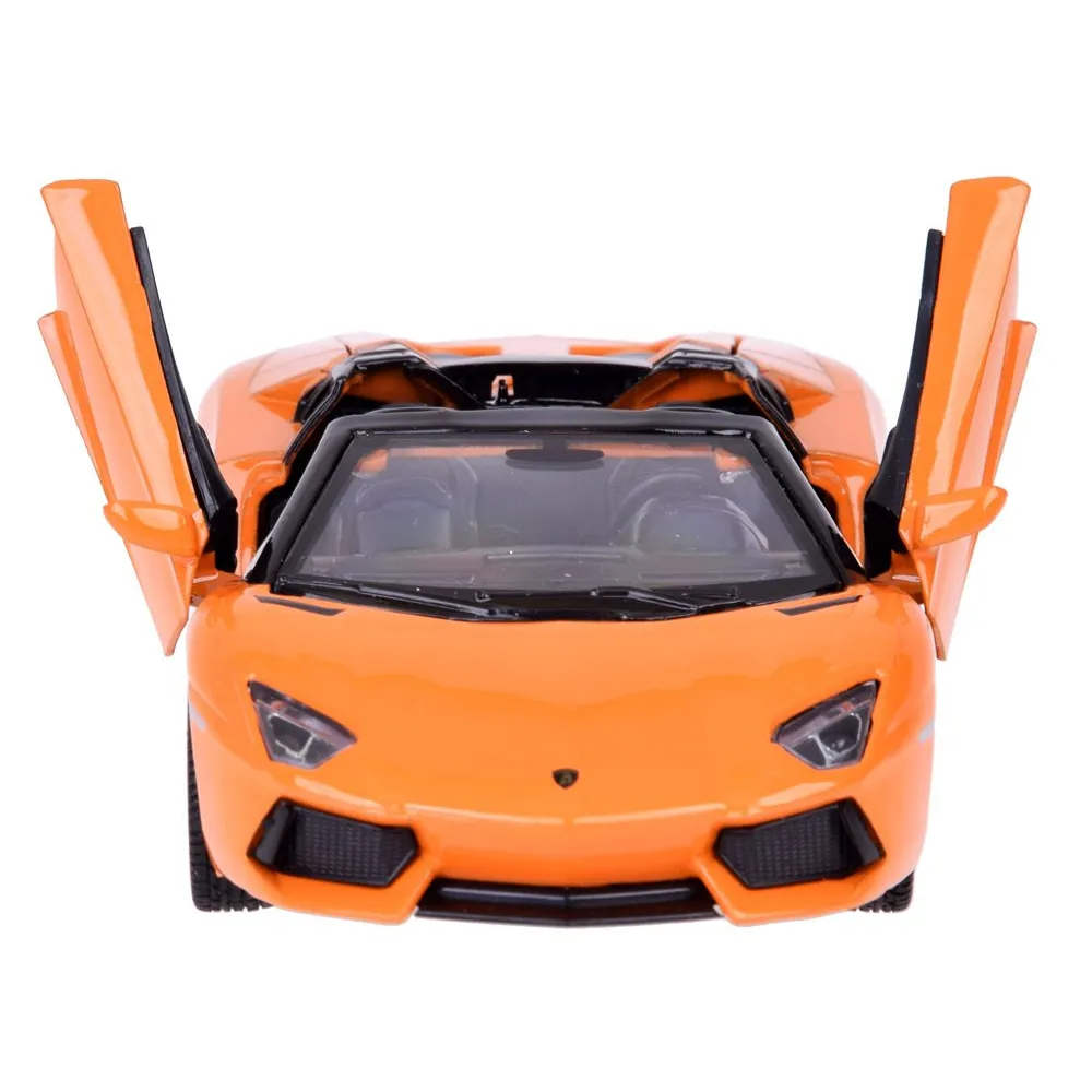 gumowe koła lamborghini aventador roadster 1:32 na tle białym