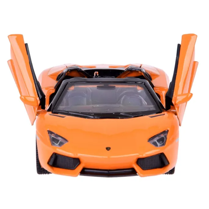 gumowe koła lamborghini aventador roadster 1:32 na tle białym