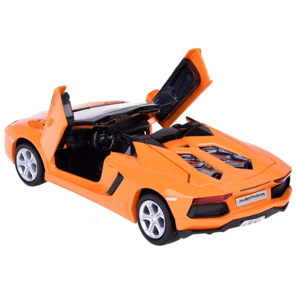 otwarty bagażnik modelu lamborghini aventador w skali 1:32