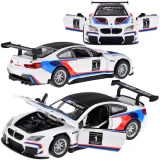 metalowy model sportowego bmw m6 gt3 w skali 1:32 na białym tle