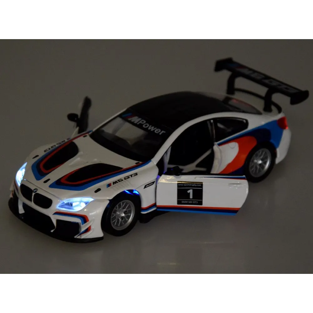 zbliżenie na przód modelu bmw m6 gt3 z widocznymi światłami