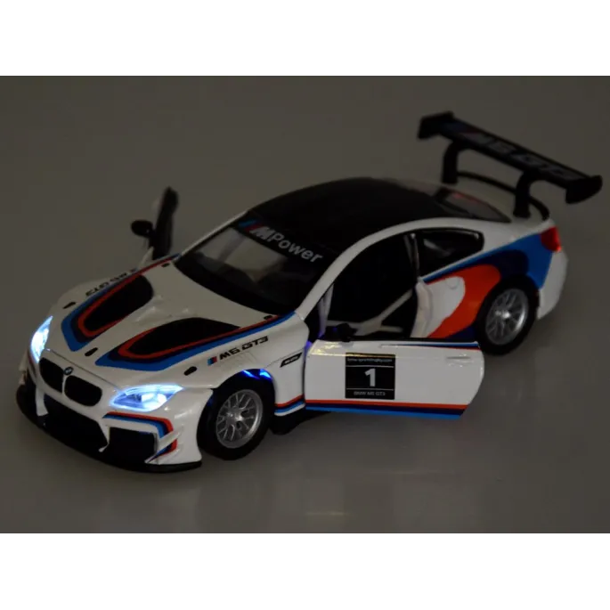 zbliżenie na przód modelu bmw m6 gt3 z widocznymi światłami