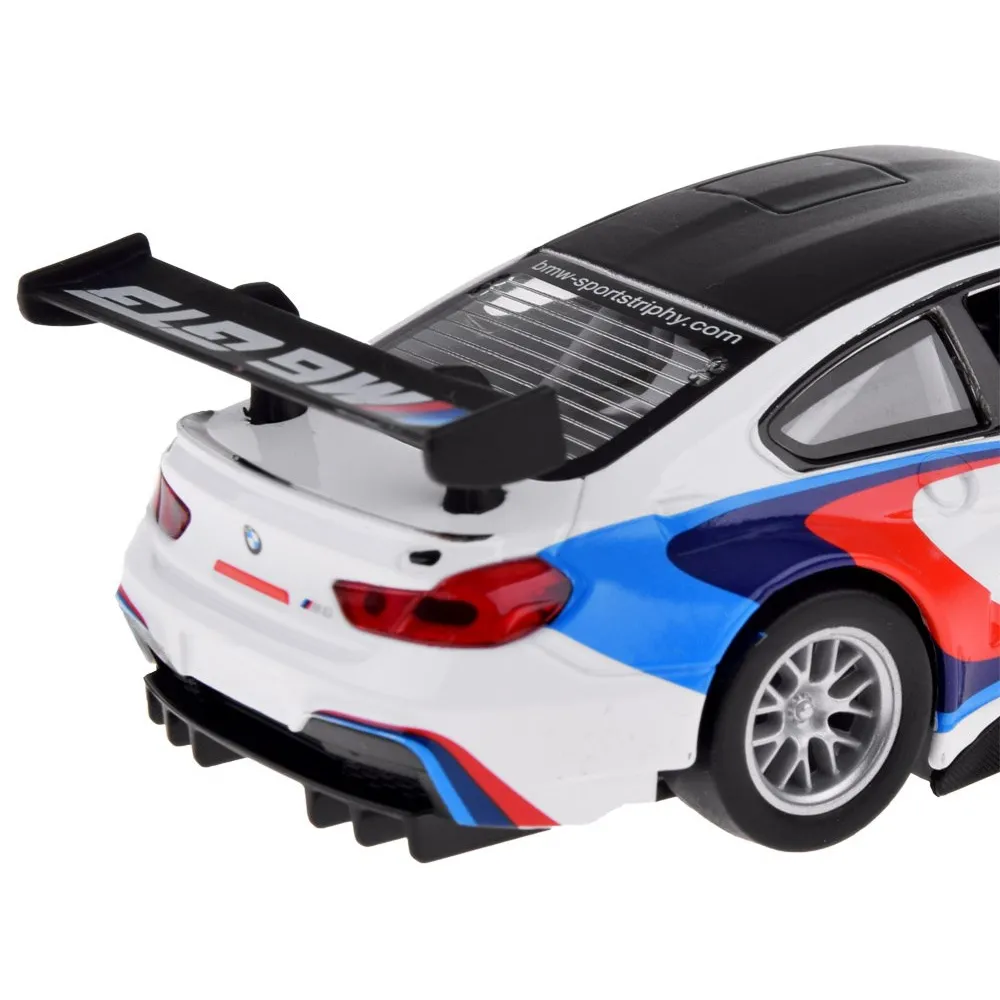 otwarte drzwi modelu bmw m6 gt3 z podświetloną deską rozdzielczą