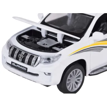 Otwierana maska i szczegółowe detale w modelu SUV-a TOYOTA