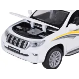 Otwierana maska i szczegółowe detale w modelu SUV-a TOYOTA